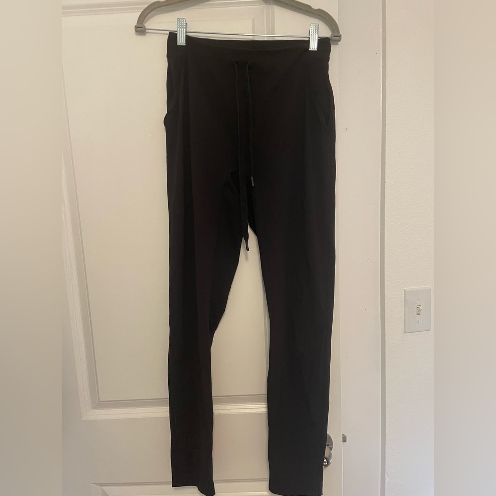 Lululemon joggers w/ drawstring waistband and pockets - black - sz4